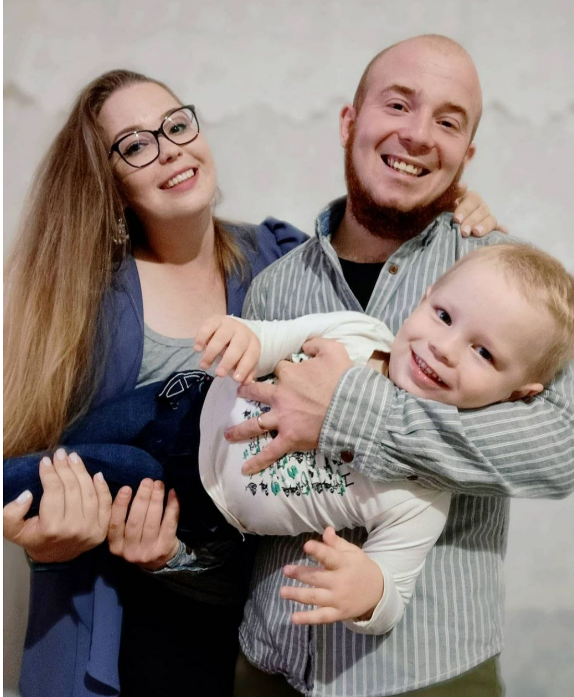 "Його останнім повідомленням було: "Дуже кохаю". Історії дружин захисників Маріуполя, які віддали своє життя за Україну